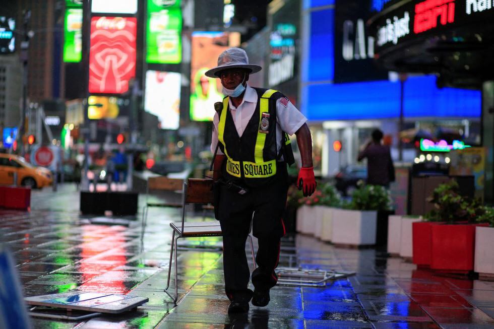 . (KENA BETANCUR / AFP).

Los trabajadores retiran sillas en Times Square mientras se acerca la tormenta tropical Henri, el 22 de agosto de 2021. (KENA BETANCUR / AFP).
5/11
Los trabajadores retiran sillas en Times Square mientras se acerca la tormenta tropical Henri