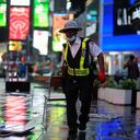 . (KENA BETANCUR / AFP).
Los trabajadores retiran sillas en Times Square mientras se acerca la tormenta tropical Henri, el 22 de agosto de 2021. (KENA BETANCUR / AFP).
5/11
Los trabajadores retiran sillas en Times Square mientras se acerca la tormenta tropical Henri