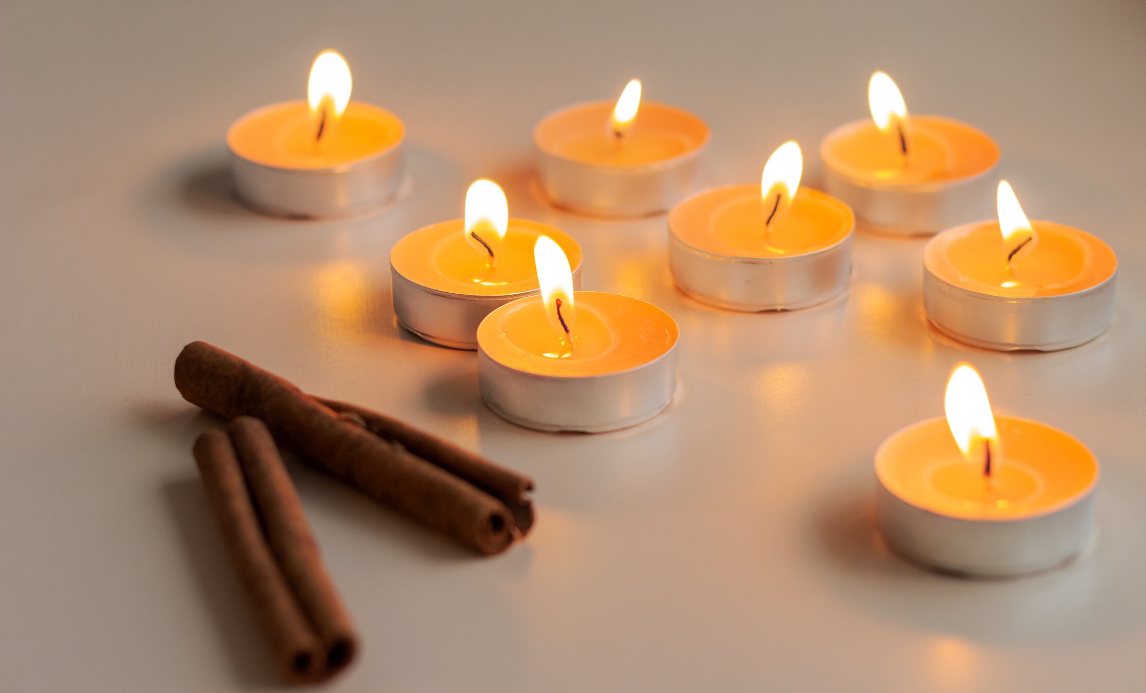 En los círculos de crecimiento personal y espiritual, el debate sobre el momento idóneo para el ritual con sal y canela para atraer el amor y el dinero está en pleno apogeo.