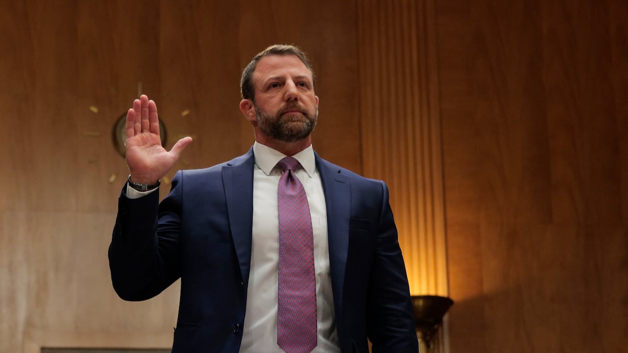 El senador estadounidense Markwayne Mullin (republicano por Oklahoma) presta juramento durante su audiencia de confirmación para ser el próximo Secretario del Departamento de Seguridad Nacional en el Edificio de Oficinas del Senado Dirksen, en Washington