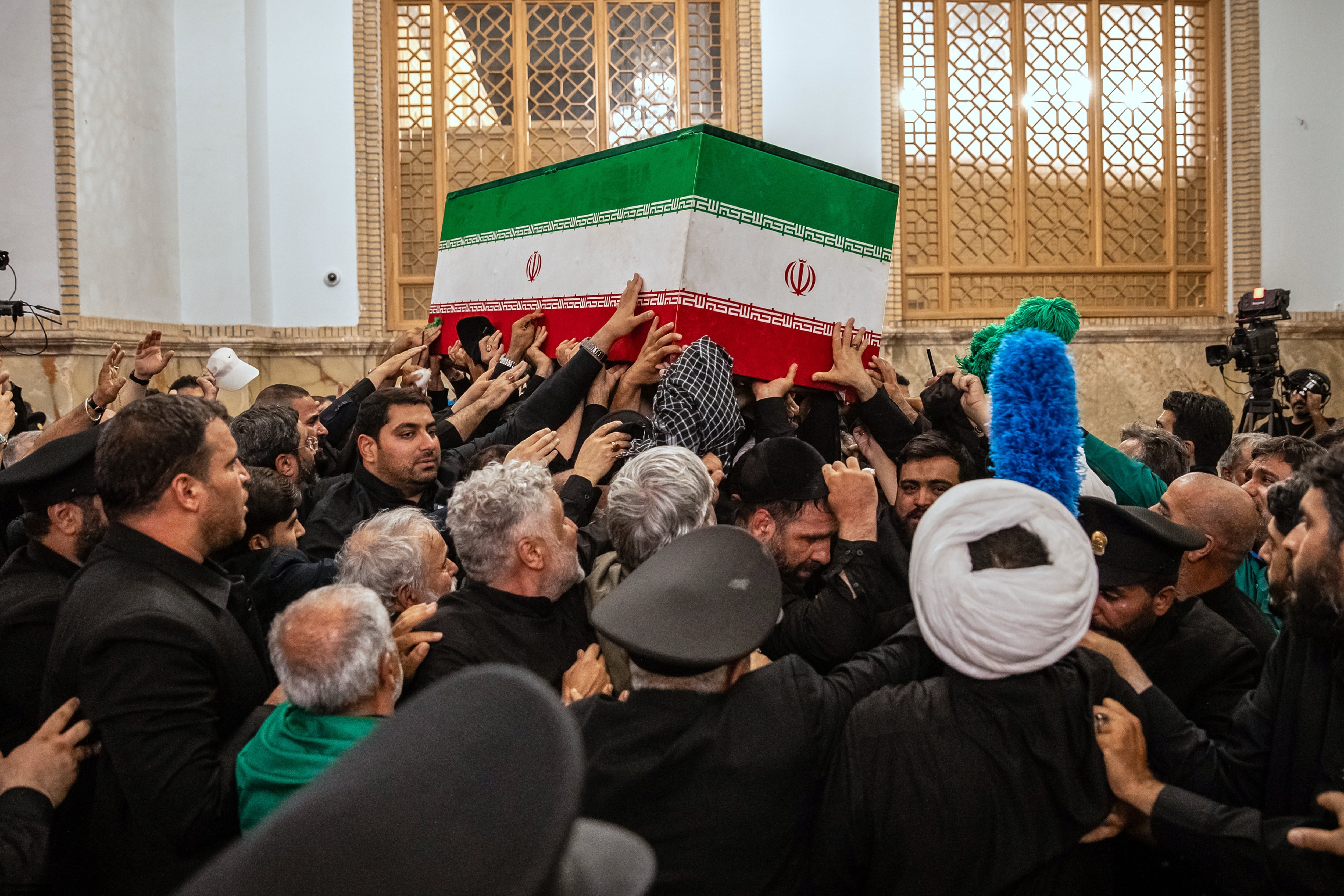 En esta foto publicada por la oficina del líder supremo de Irán, iraníes cargan el ataúd del difunto ayatolá Alí Jamenei antes de su entierro en el Santuario del Imán Reza.