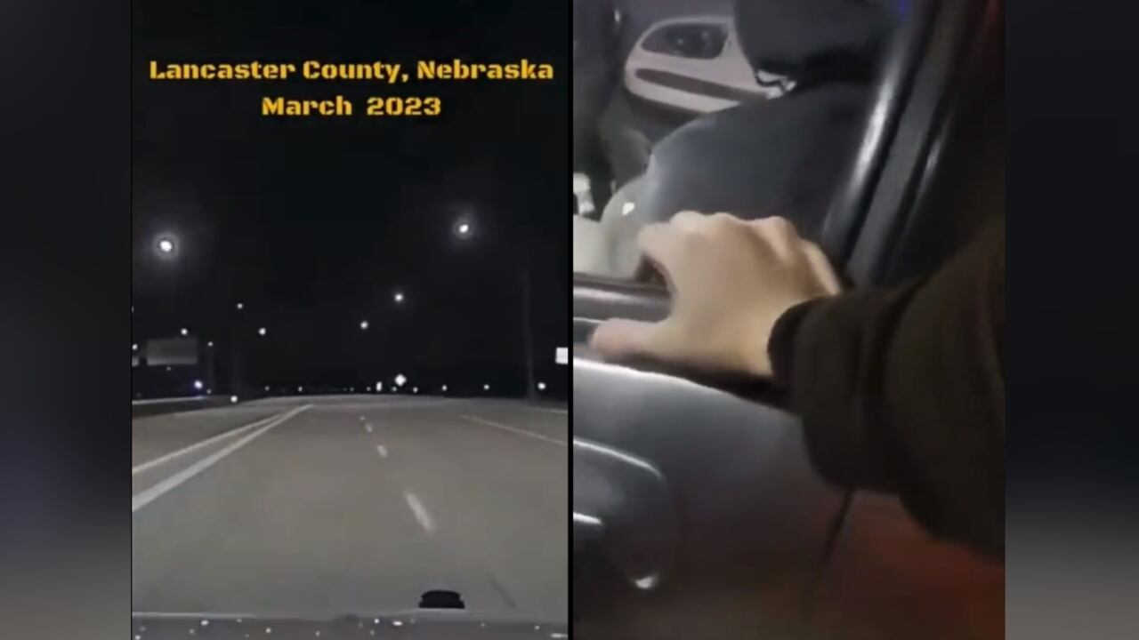 Las imágenes aparece la parte delantera del carro en el que va el hombre, y se escucha como argumenta que los demás carros están en su contra, lo que llama la atención de los policías.