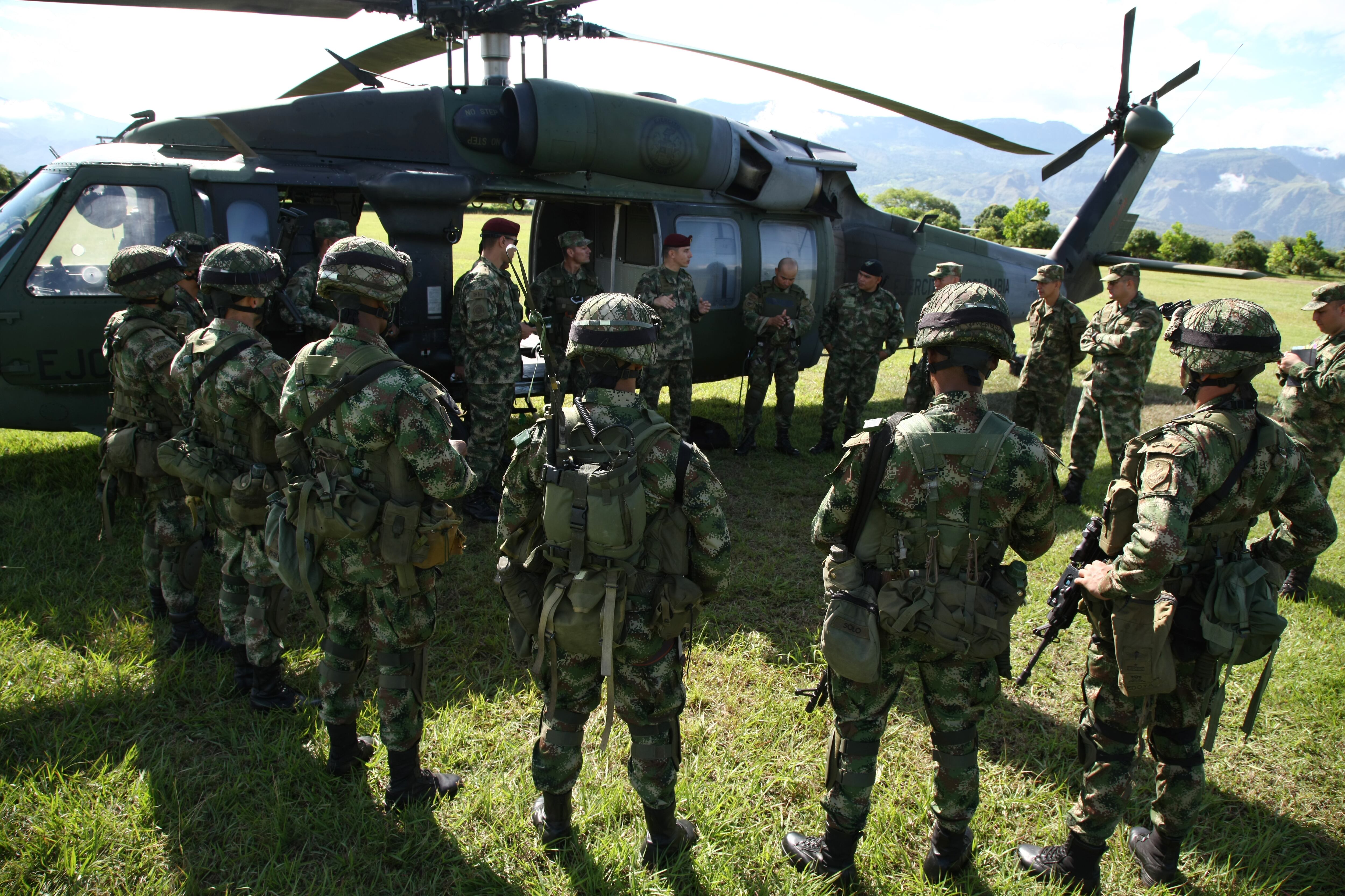 El Ejército no ha explicado quién fue el militar que ordenó que llevarán prendas no oficiales para hacerse pasar como disidentes de las Farc en Tierralta, Córdoba.