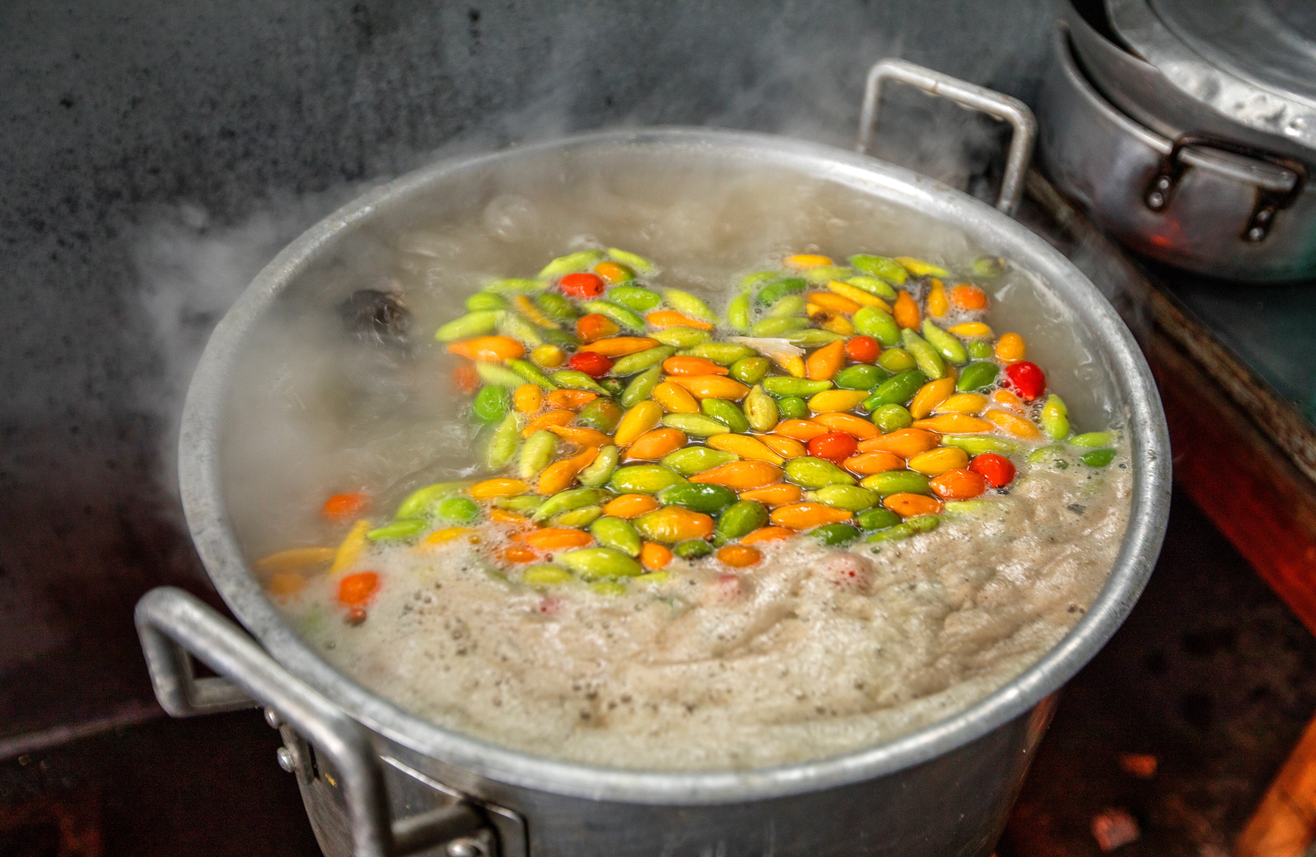 Al día, Ligia vende cerca de 40 platos, entre las ocho de la mañana y las dos de la tarde, aunque la hora del desayuno es la más productiva. “El ajicero debe tener un kilo completo de ají”, explica y advierte que el plato no pica. “Tan solo se transmite el sabor, pero el picante depende de la persona”, añade.
Foto: Juan Carlos Sierra
