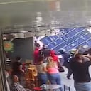 Se aprecia el momento en el que un motociclista estuvo a punto de ser aplastado por un contenedor.