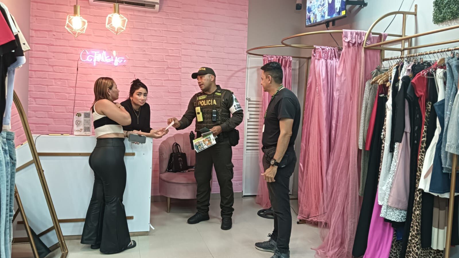 Policía en medio de los controles en Aguachica, Cesar.