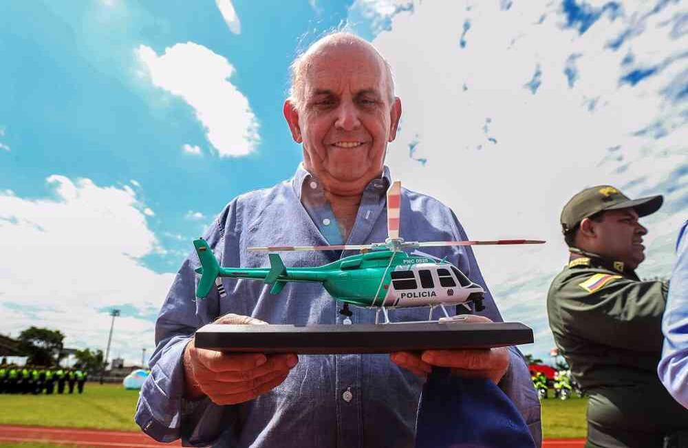 El alcalde de Cali, Maurice Armitage, sonríe mientras sostiene un modelo a escala del nuevo helicóptero de la Policía, el miércoles 5 de julio de 2017, en Cali, durante el lanzamiento de la aeronave —un Bell 407 de fabricación estadounidense— que será utilizado en la lucha contra el crimen organizado, la delincuencia común y que contribuirá al mejoramiento de la seguridad pública y ciudadana. Foto: Carlos Julio Martínez / SEMANA