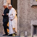 ARCHIVO - El papa Francisco camina junto al general de la Compañía de Jesús, Arturo Sosa Abascal, a la izquierda, tras presidir una misa el 12 de marzo de 2022. Los jesuitas, la orden religiosa a la que pertenece el papa Francisco, anunciaron el jueves la expulsión de un conocido sacerdote esloveno de la congregación tras acusaciones de abusos sexuales, espirituales y psicológicos contra mujeres adultas. (AP Foto/Domenico Stinellis, Archivo)