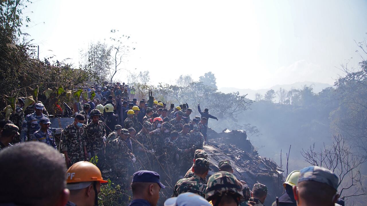 El vuelo, procedente de Nepal, la capital nepalesa, se estrelló poco antes de las once de la mañana hora local.