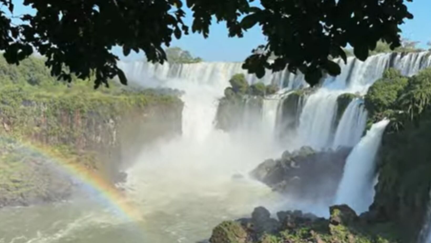 Las Cataratas de Iguazú en Argentina se pueden conocer por 3 recorridos