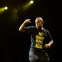 El cantante tuvo que salir corriendo del aeropuerto de México, luego de ser asediado por un grupo de periodistas. (Photo by Jason Kempin/Getty Images)