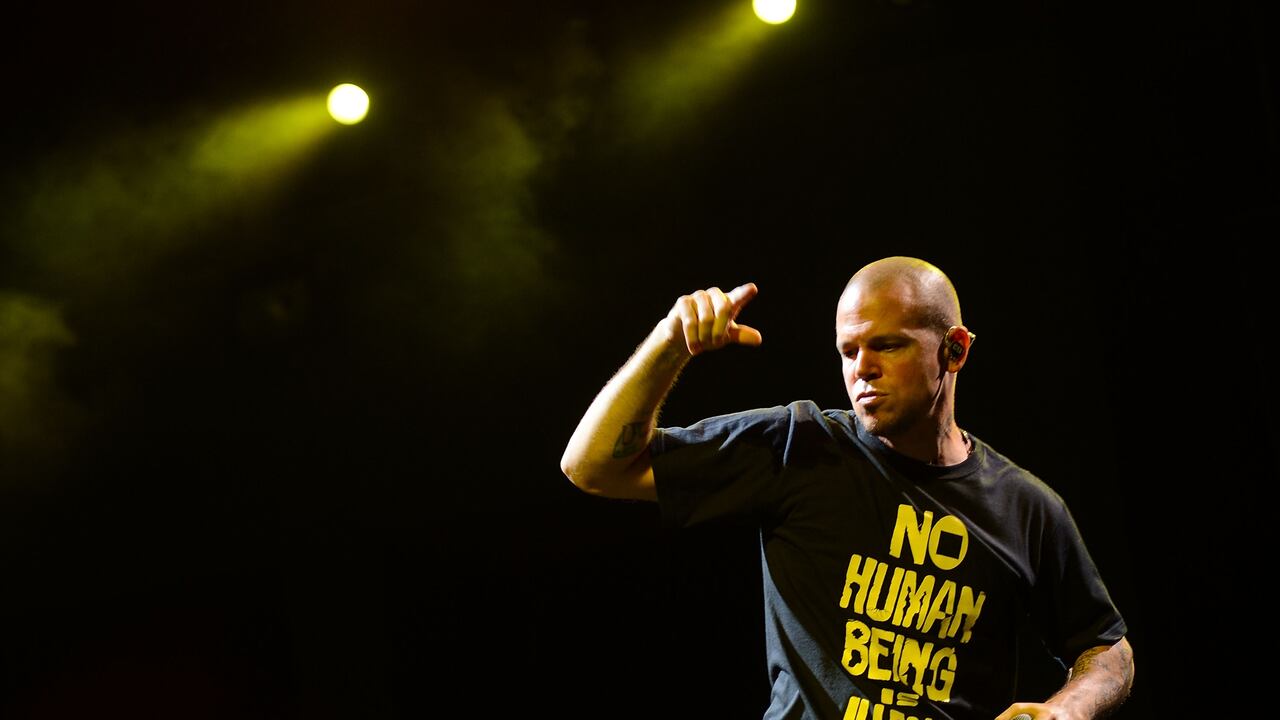 El cantante tuvo que salir corriendo del aeropuerto de México, luego de ser asediado por un grupo de periodistas. (Photo by Jason Kempin/Getty Images)