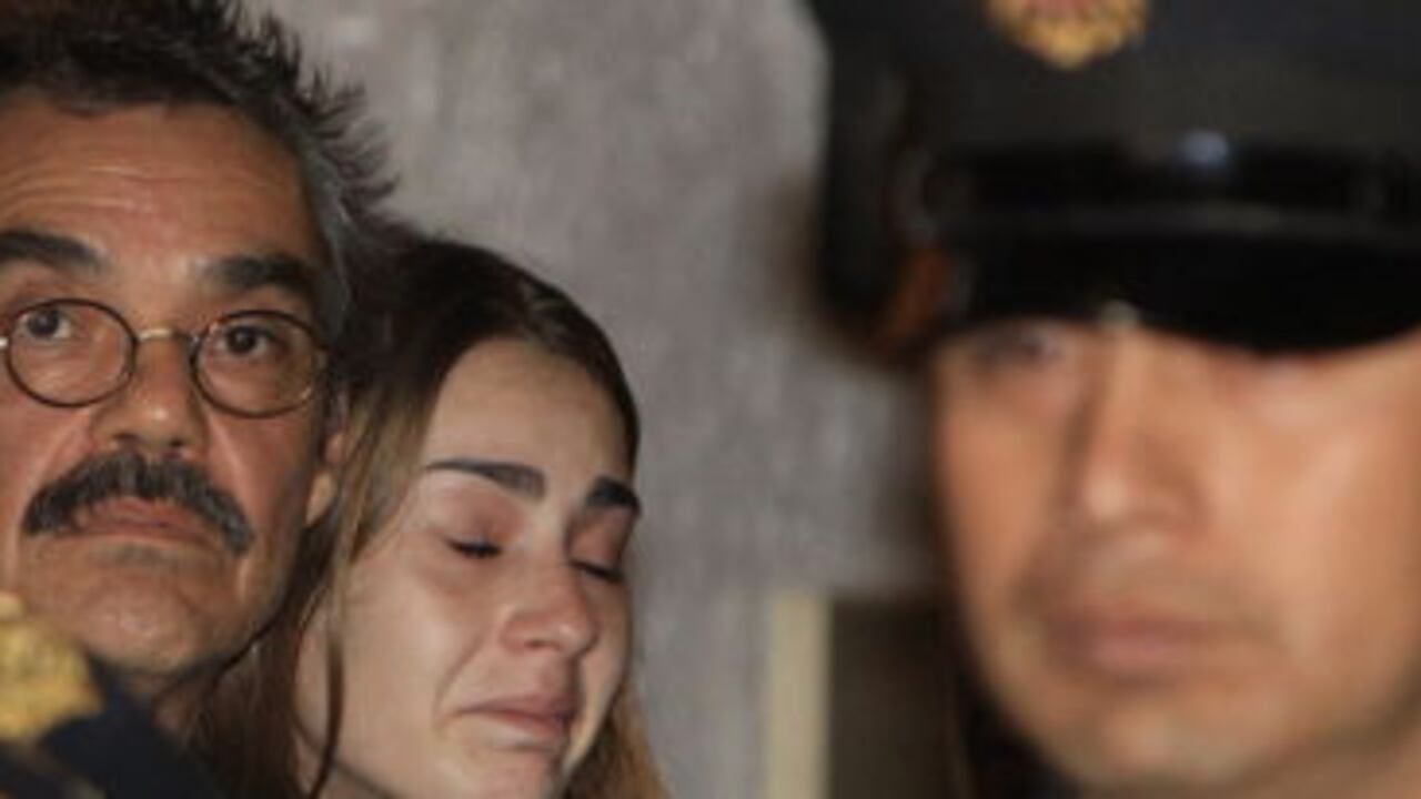 Gonzalo García (i), hijo del escritor colombiano Gabriel García Márquez, observa a los periodistas que se encuentran fuera de la casa del escritor tras conocerse la noticia de su muerte