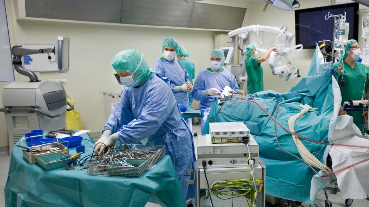 EL hombre volvió a caminar gracias a la inteligencia artificial.