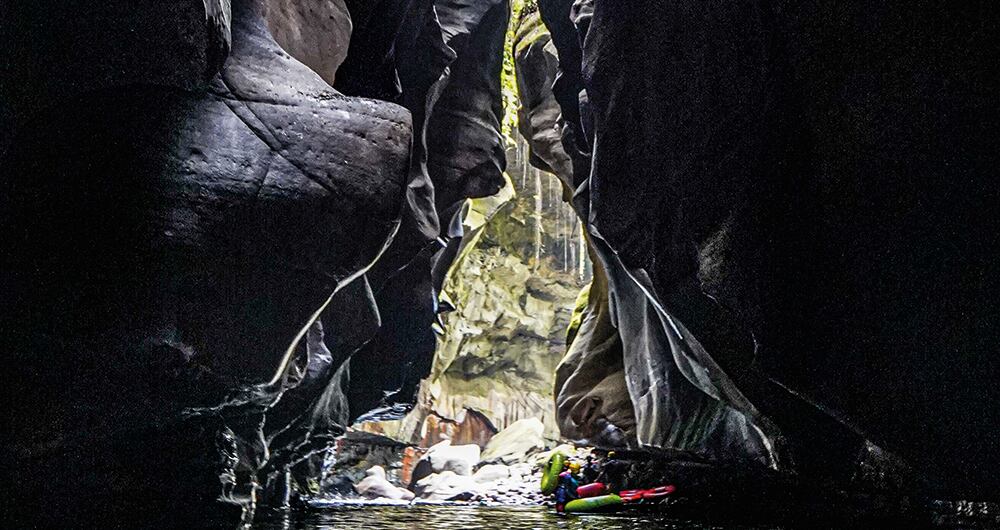 Su origen es una fractura de la cordillera Oriental, son rocas pulidas por la arena que a simple vista parecen baldosas para el piso. 