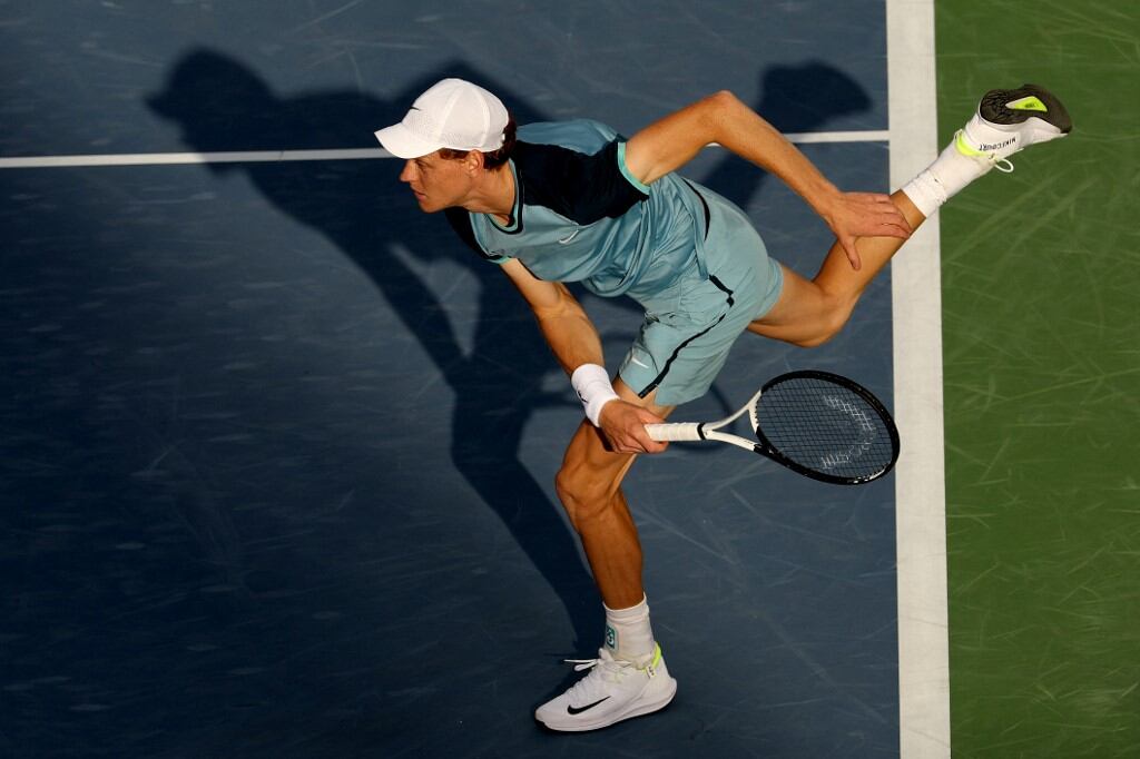 Jannik Sinner, de Italia, sirve a Frances Tiafoe, de los Estados Unidos, durante la final masculina del Abierto de Cincinnati en el Lindner Family Tennis Center el 19 de agosto de 2024 en Mason, Ohio (Foto de MATTHEW STOCKMAN / GETTY IMAGES NORTEAMÉRICA / Getty Images vía AFP)