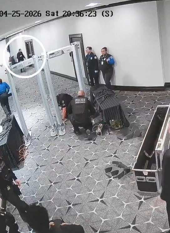 El hombre ingresa al baño antes de sacar el arma