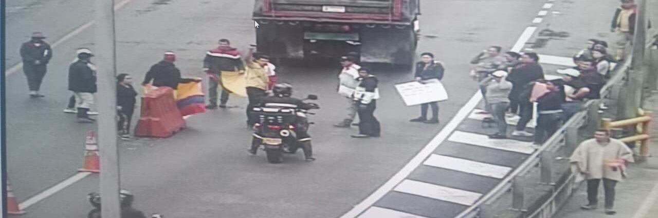 Desde las 8:00 de la mañana, la comunidad está realizando bloqueos.