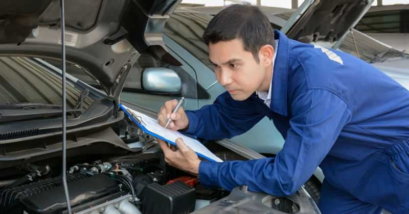 2.	Técnica profesional en mecánica y electrónica automotriz: reciben un salario de $1.510.523 y tienen una tasa del 82,4% de vinculación laboral. Foto: 123 RF