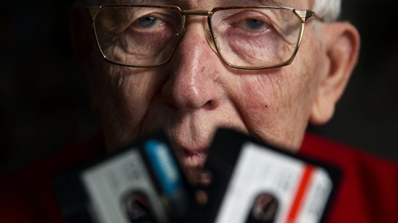 Esta foto de archivo muestra al holandés Lodewijk Frederik Ottens -llamado Lou Ottens-, inventor de la cinta de casete, posando durante una sesión de fotos en Eindhoven, el 23 de enero de 2013.
Lou Ottens murió a la edad de 94 años pocos el 6 de marzo de 2021. Foto: Jerry Lampen / ANP / AFP