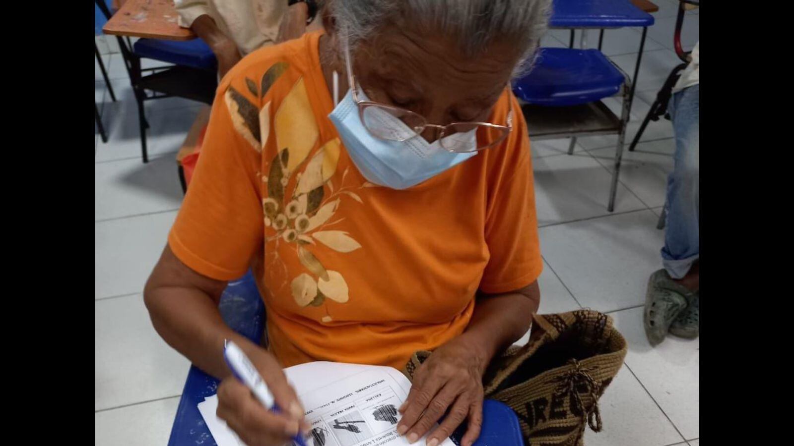 Este lunes adultos mayores de Cartagena recibieron certificado de alfabetización.