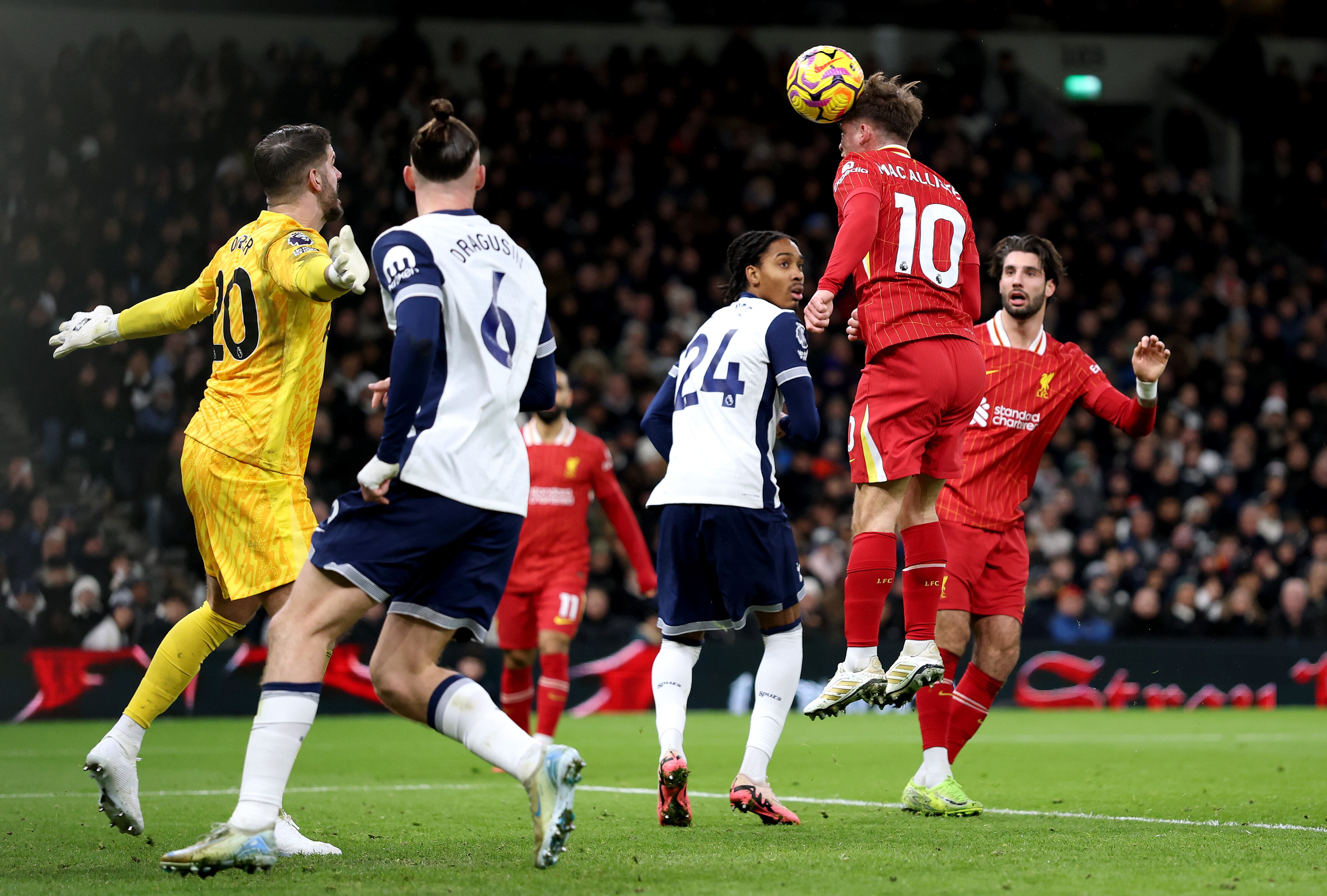 Instante en el que Alexis Mac Allister envía el balón al fondo de la red.