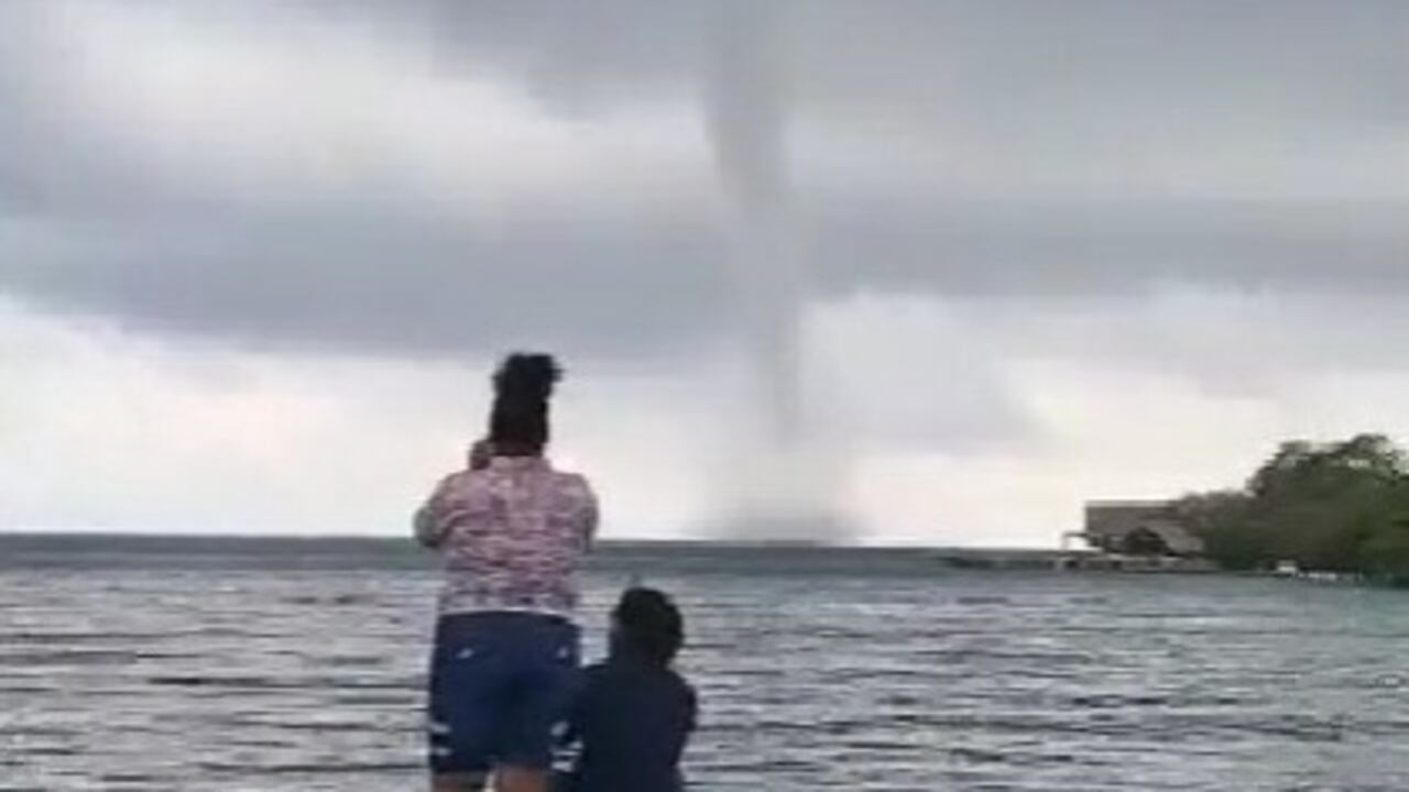 Los turistas quedaron asombrados con el fenómeno de la Tromba marina