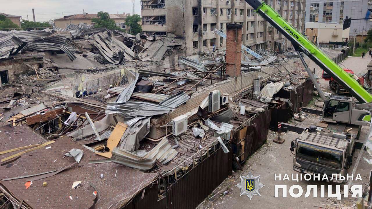 Así quedó la pizzeria de Kramatorsk Ucrania dónde casi pierden la vida los colombianos Héctor Abad Faciolince, _Catalna Gómez y Sergio Jaramillo al ser impactada con un misil lanzado por los rusos.