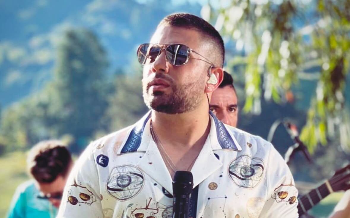 El intérprete de 'Borracho de amor' ha tenido que invertir una gran cantidad de dinero en los tratamientos de la enfermedad de su padre.