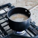 Preparación de agua de arroz para un ritual.