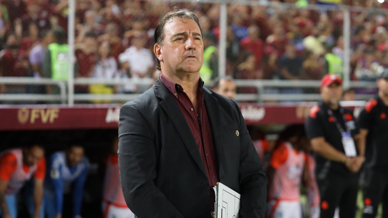 Néstor Lorenzo podría considerar de nuevo a un jugador que milita en Europa