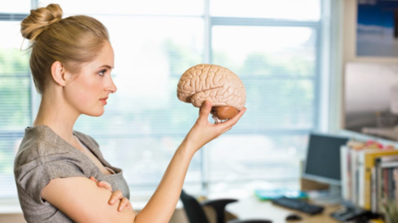 El cerebro humano puede generar hábitos dañinos como estrategia de supervivencia, según expertos en psicología evolutiva.