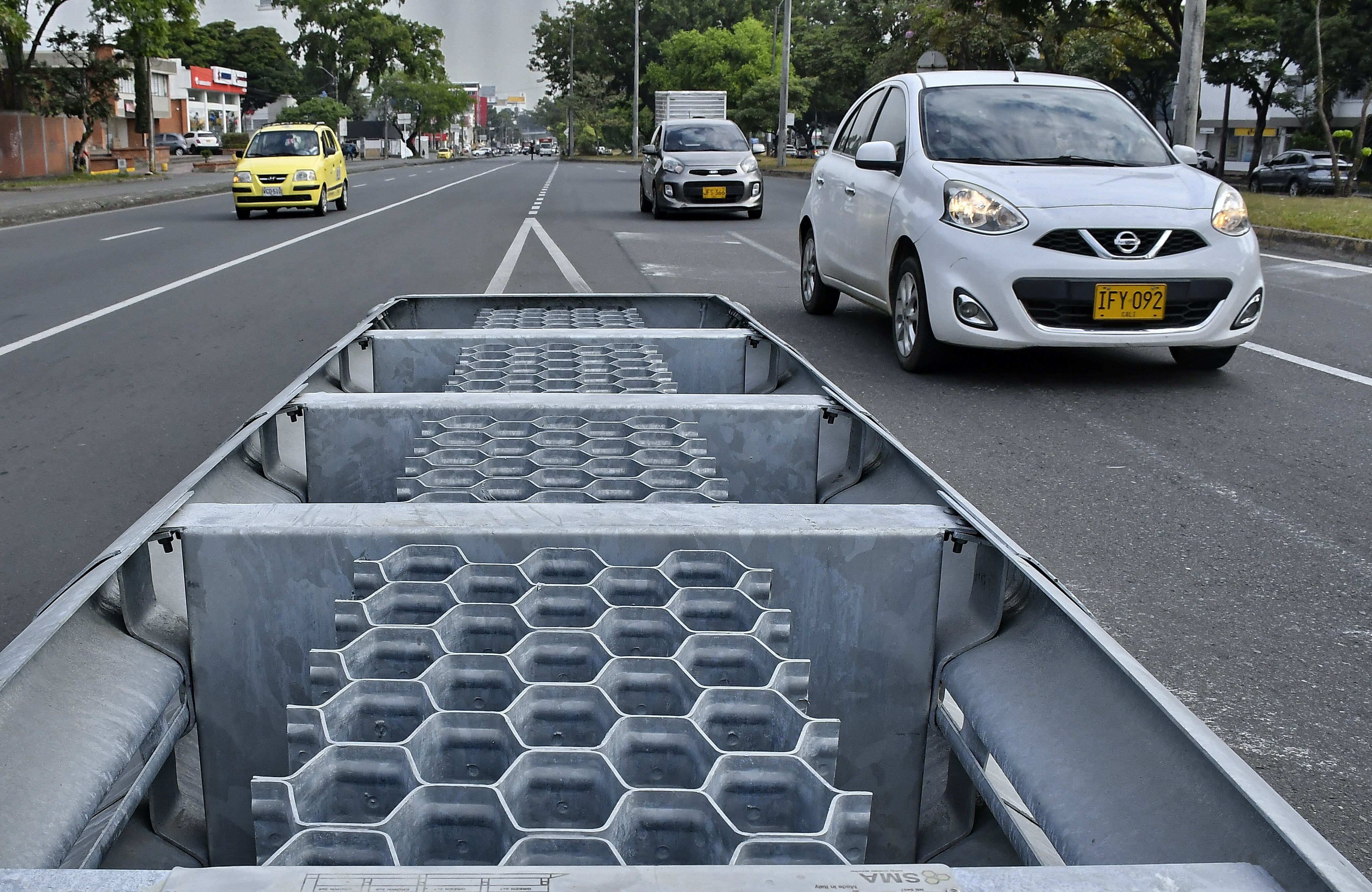 Cali avanza en la recuperación de la seguridad vial: Secretaría de Movilidad instala amortiguadores de impacto y terminales atenuadores en puentes vehiculares, Estos dispositivos protectores se han instalado en la Calle 10 con Carrera 56, Calle 10 con Carrera 70, Calle 25 con Carrera 100 y Calle 25 con Carrera 122, puntos estratégicos donde existen bifurcación o división en la vía y en la que se pueden presentar excesos de velocidad o de maniobras peligrosas.
 Fotos Raúl Palacios / El País.