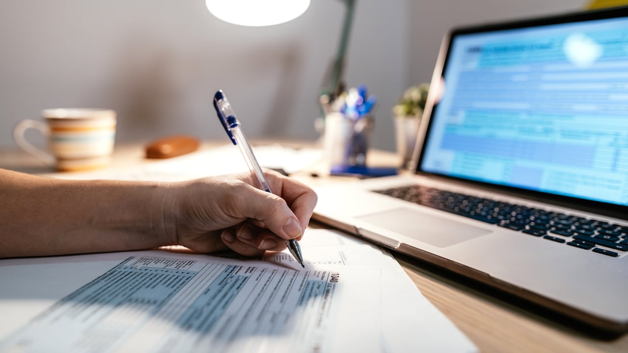 No todas las personas naturales están obligadas a declarar renta, solo aquellas que al cierre de 2021 tenían un patrimonio bruto igual o superior a 163.386.000 pesos o quienes tuvieron ingresos, consumos mediante tarjeta de crédito, compras o consignaciones bancarias, depósitos o inversiones financieras por 50.831.000 pesos.