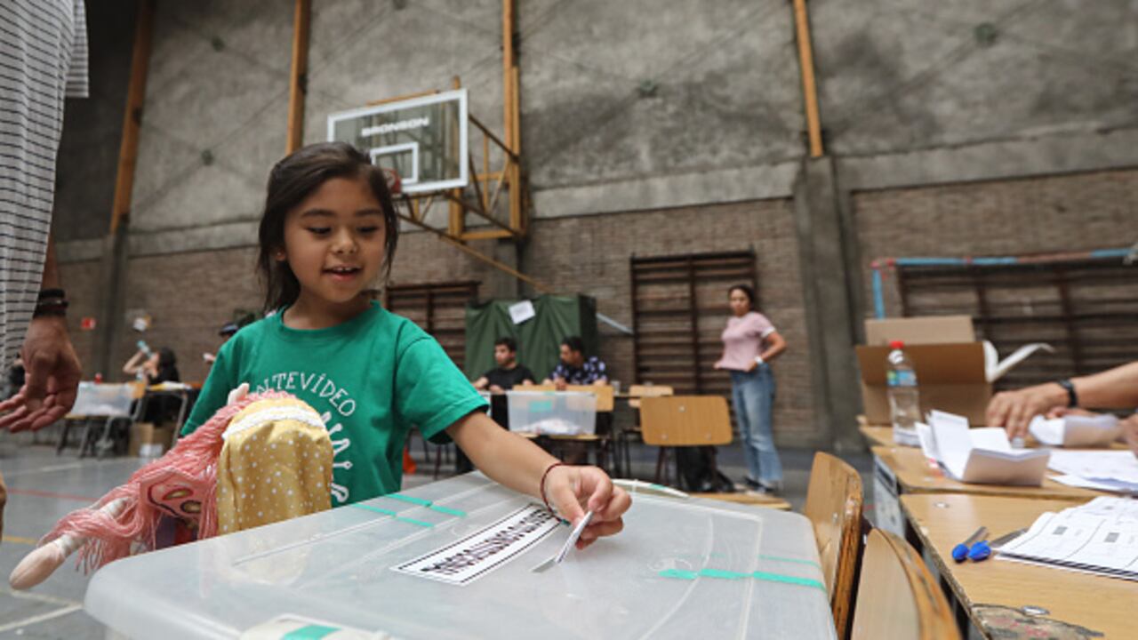 La iniciativa también contiene elementos polémicos en temas como la inmigración al consagrar la expulsión de inmigrantes irregulares “lo antes posible”, la objeción de conciencia de instituciones, el derecho de huelga o la exención tributaria del pago de contribuciones de la primera vivienda. (Photo by Lucas Aguayo Araos/Anadolu via Getty Images)