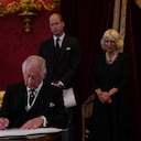 El rey Carlos III de Inglaterra firma un juramento para mantener la seguridad de la Iglesia de Escocia durante el Consejo de Ascensión, en el Palacio de St James, en Londres, el 10 de septiembre de 2022.