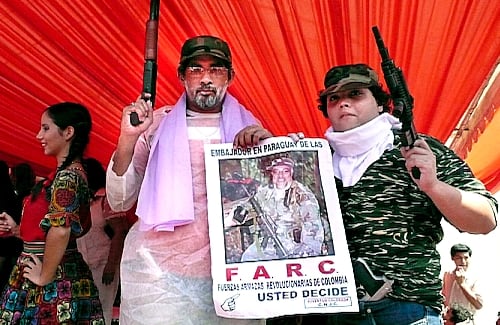 La red internacional de apoyo a las Farc fue creada luego de que Alvaro Uribe asumiera como presidente, y se denomina Coordinadora Continental Bolivariana. La CCB estaría presente en 17 países, y tendría sus propias células clandestinas o alianzas con gobiernos o partidos de izquerda. Según El País de España solo en México hay cuatro organizaciones abiertas de las Farc y en Paraguay tendrían alianza con el partido Patria Libre. El último congreso de la CCB al parecer se realizó en Quito, el 24 de febrero de este año, como lo revela un correo de Iván Márquez.  
A través de la CCB también se coordinarían los entrenamientos  en Colombia de "jóvenes revolucionarios" provenientes de distintos países.