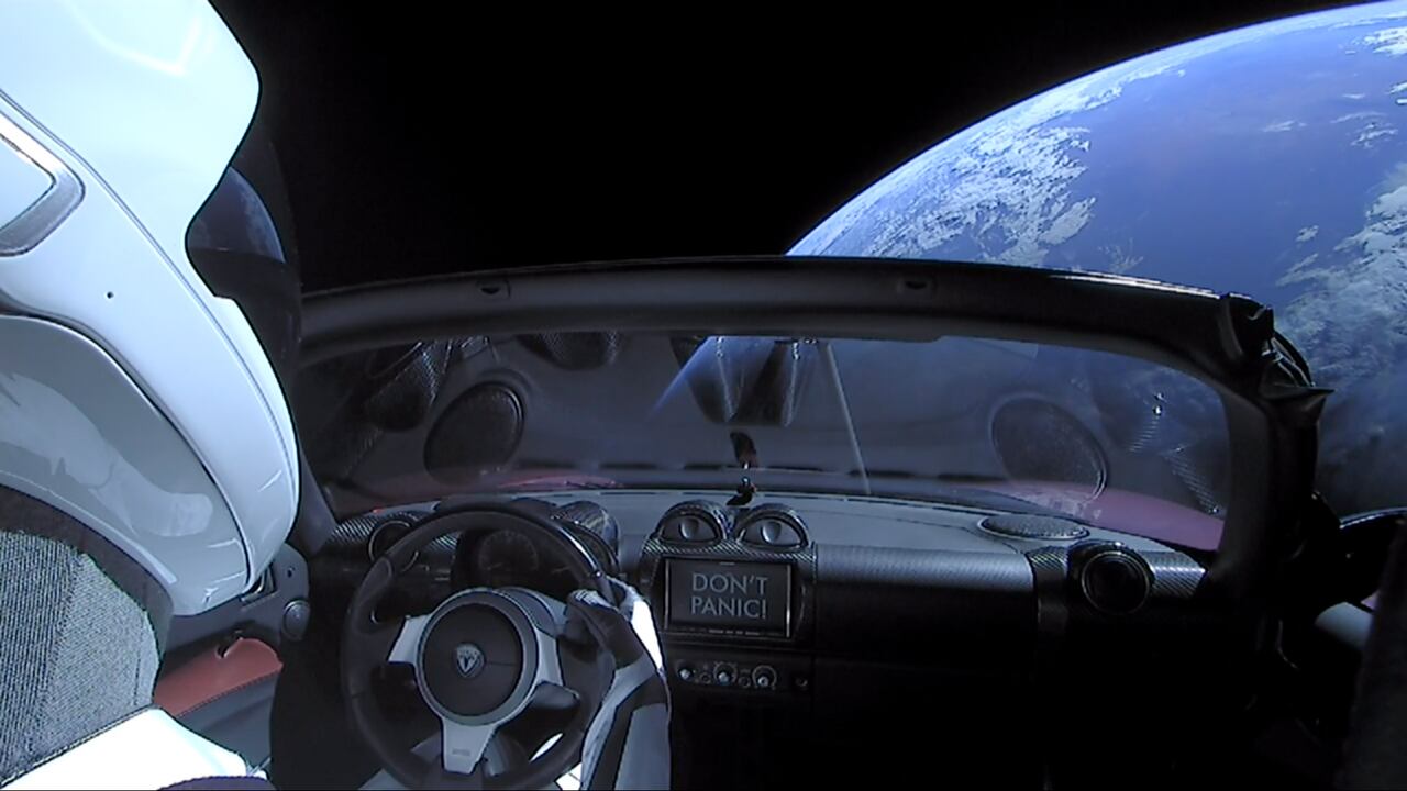 SpaceX, empresa de Elon Musk, lanzó un Tesla Roadster al espacio exterior en 2018.