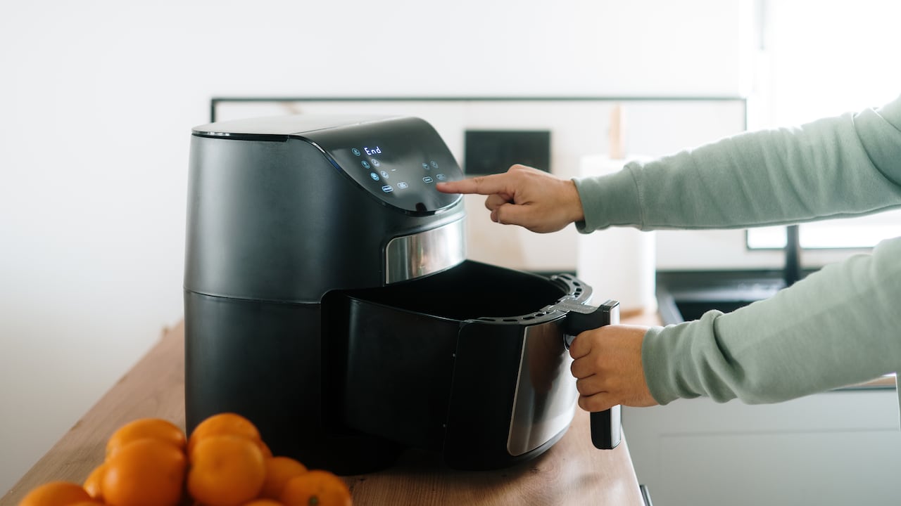 La freidora de aire es un electrodoméstico popular en los hogares.