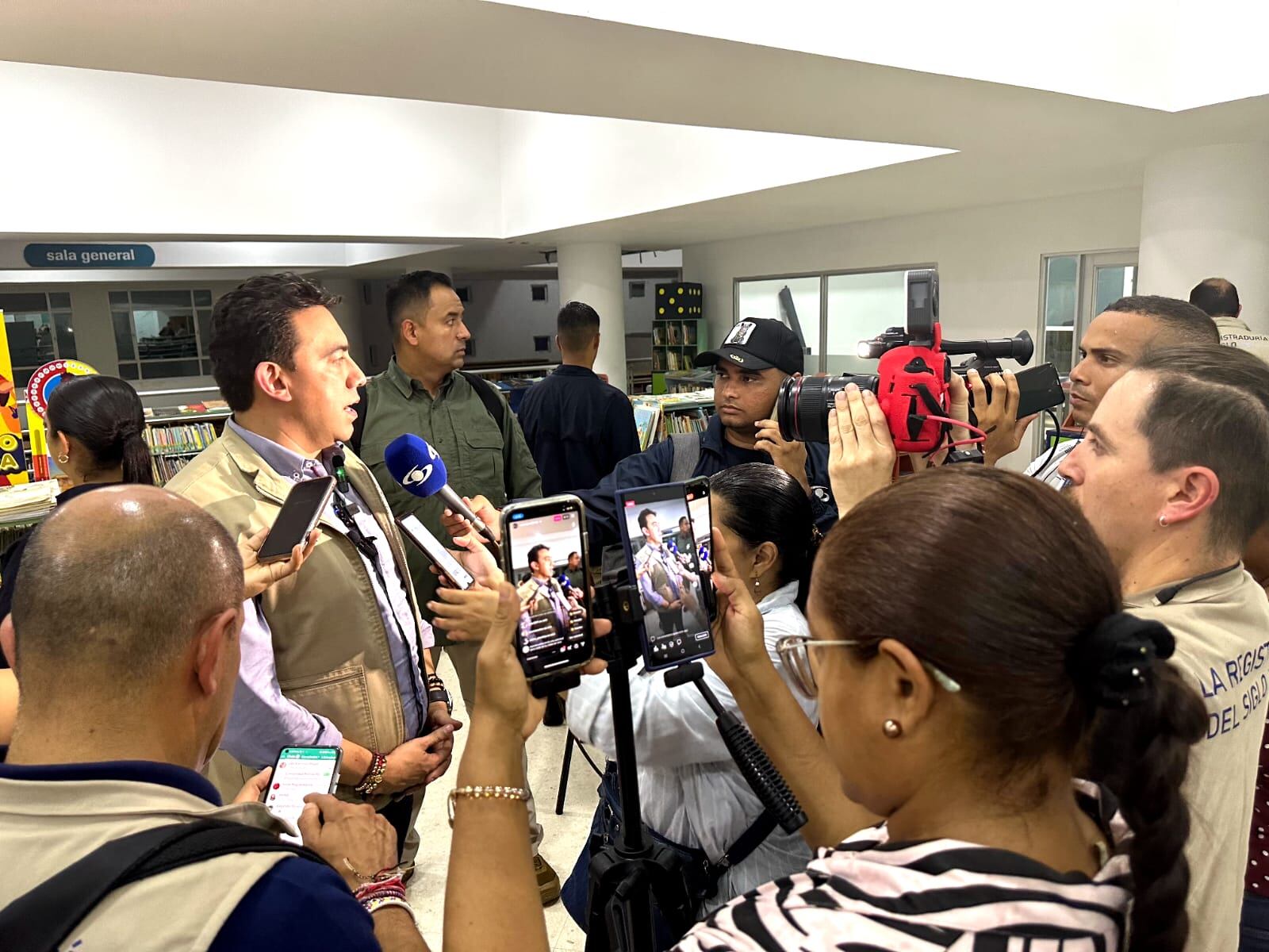 El registrador nacional, Alexander Vega, en La Guajira.