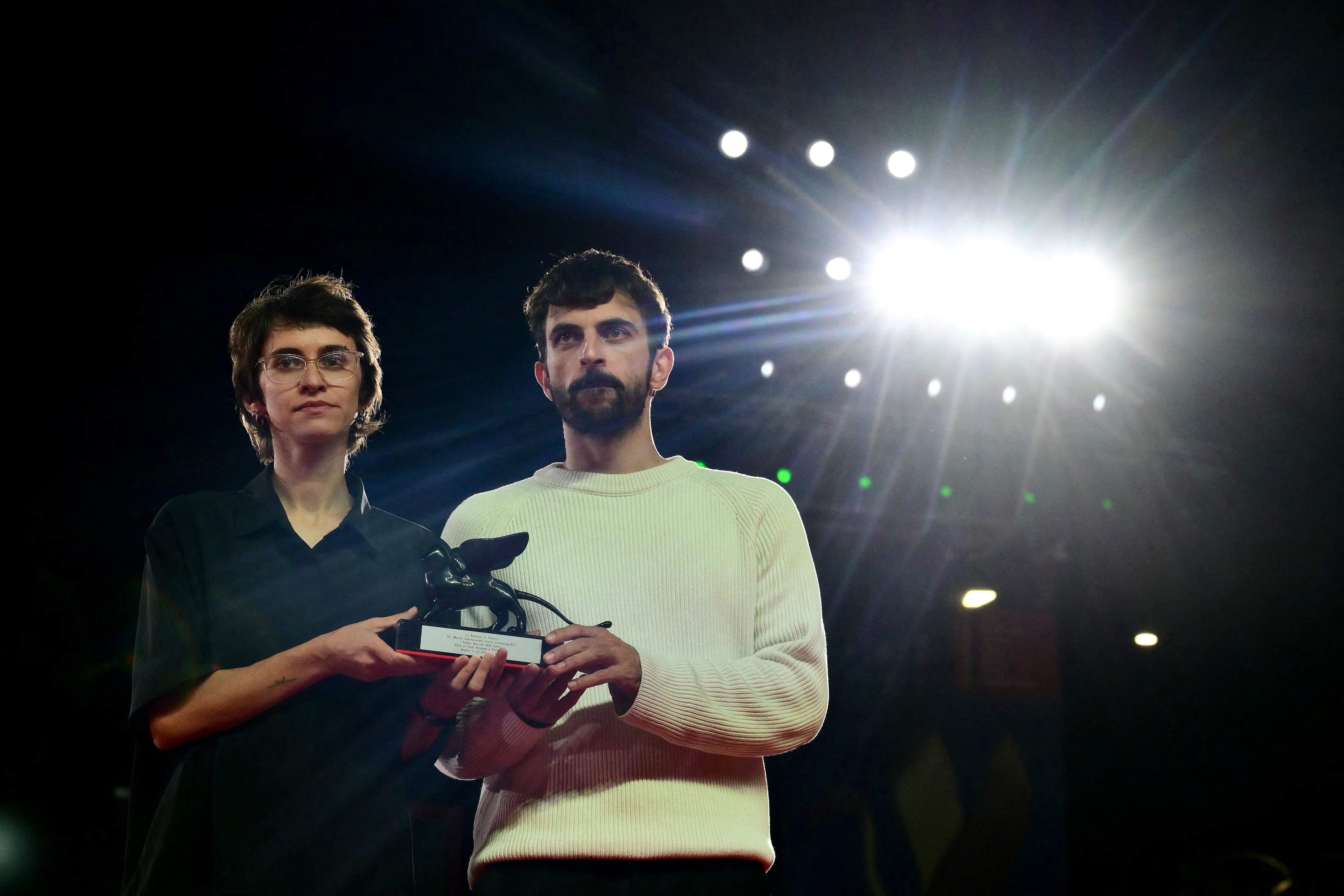 Los directores Yuval Abraham y Rachel Szor, ganadores del Premio Especial del Jurado por "Naza", posan en la alfombra roja tras la ceremonia de clausura de la 83.ª edición del Festival de Cine de Venecia. Foto: Stefano RELLANDINI / AFP