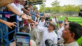 El presidente Gustavo Petro inauguró una cancha sintética en Córdoba.