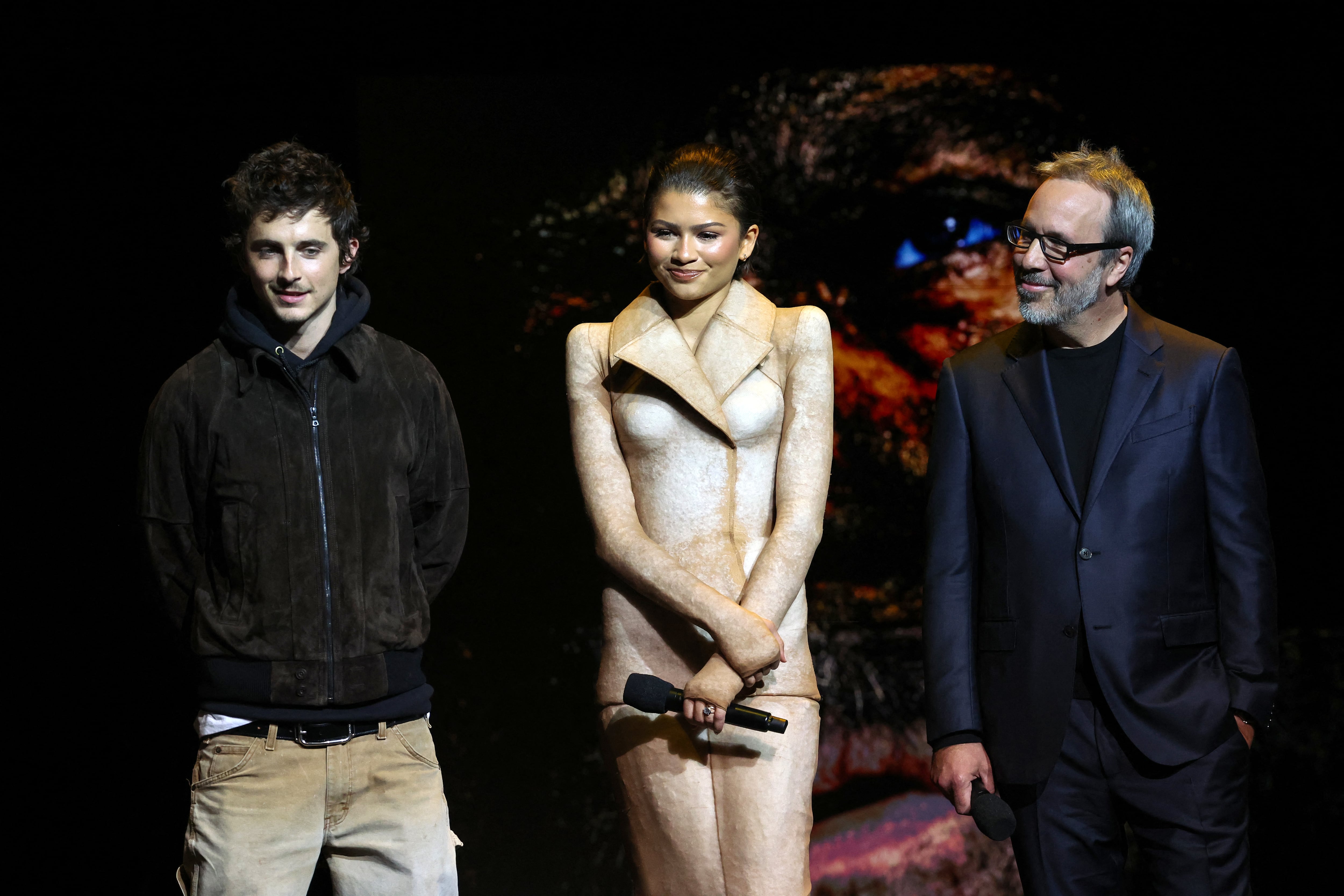 El actor franco-estadounidense Timothée Chalamet, la actriz estadounidense Zendaya y el director canadiense Denis Villeneuve promocionan la próxima película 'Dune: Parte 3' durante la presentación de Warner Bros. en CinemaCon, en el Coliseo del Caesars Palace, el 14 de abril de 2026 en Las Vegas, Nevada.