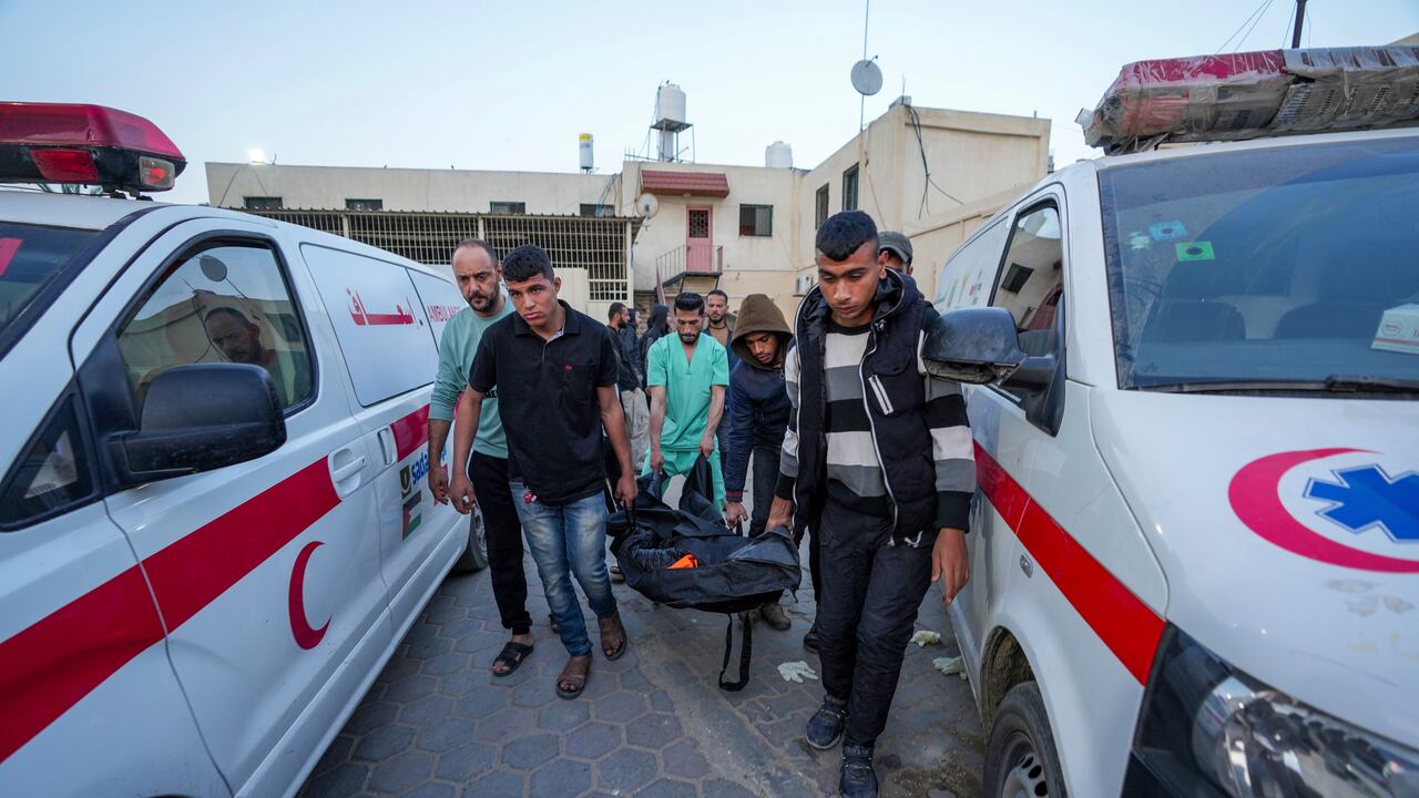 Los palestinos llevan el cuerpo de un trabajador de World Central Kitchen en el hospital Al Aqsa en Deir al-Balah, Franja de Gaza, el martes 2 de abril de 2024. World Central Kitchen, un grupo de ayuda, dice que un ataque israelí que afectó a sus trabajadores en Gaza mató a al menos siete personas, entre ellas varios extranjeros. (Foto AP/Abdel Kareem Hana)