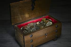 En la búsqueda de prosperidad en el Año Nuevo, muchos encuentran fascinante el antiguo ritual del Cofre de Dinero.