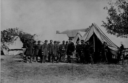 El presidente Abraham Lincoln fotografiado por Alexander Gardener junto al general McClellan en el campo de batalla de Antietam, en octubre de 1862.