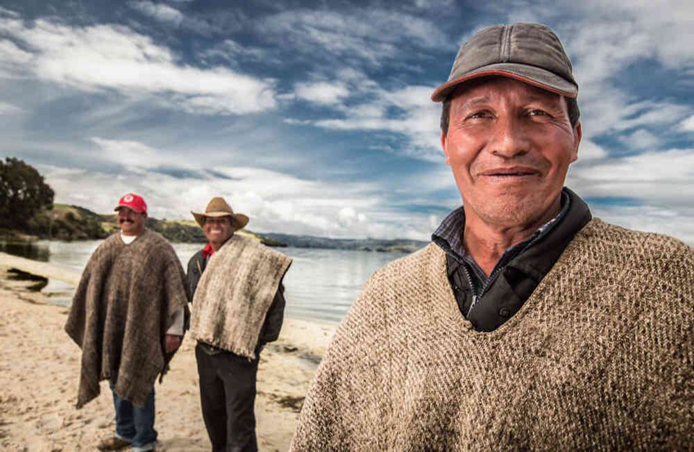 Campesinos boyacenses a la orilla del lago de Tota, el más grande de Colombia. Foto: César David Martínez