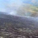 El incendio se presentó al borde de la carretera y se extendió rápidamente por los fuertes vientos en la zona