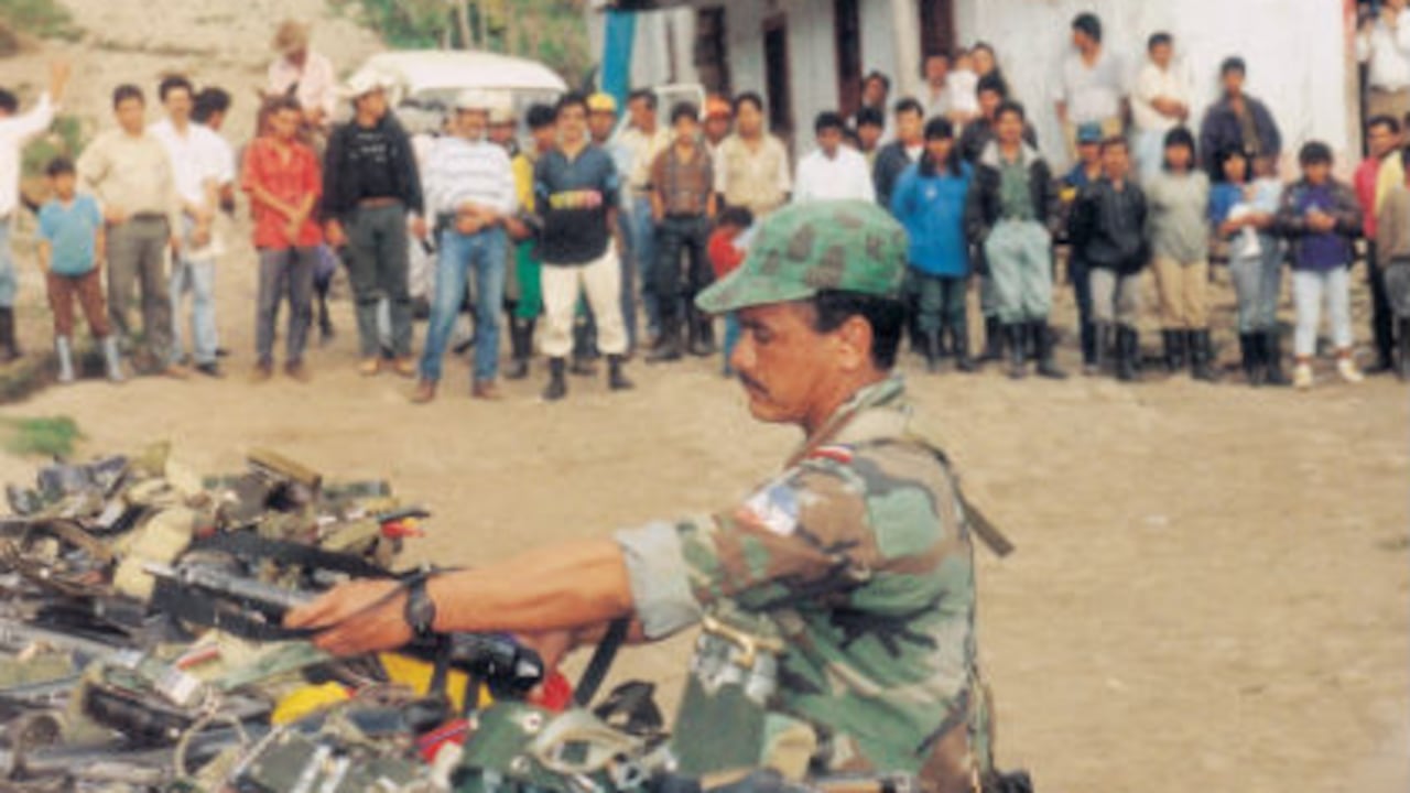 La dejación de las armas de varios grupos guerrilleros en 1990 contribuyó a impulsar el proceso constituyente.