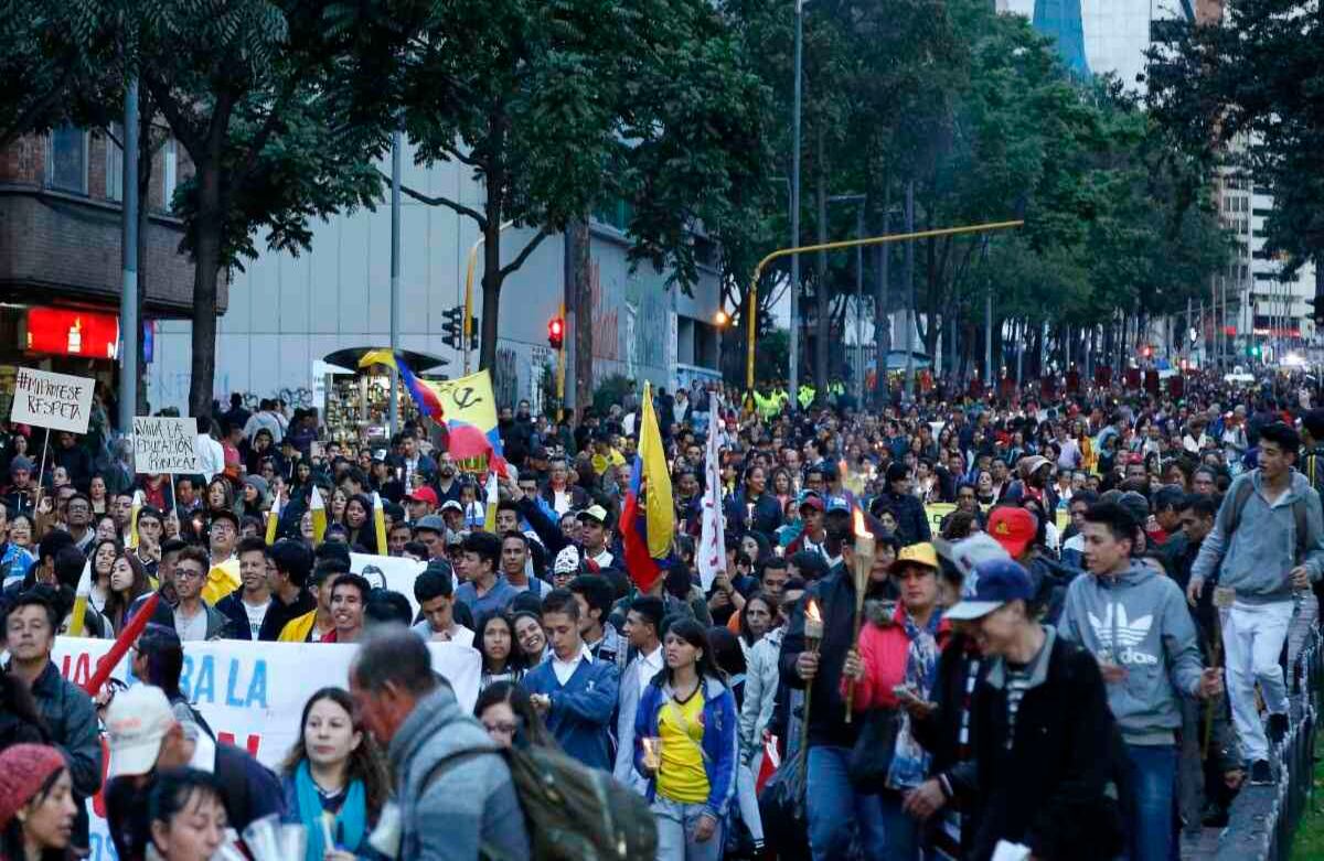 El ‘plantón de antorchas‘ tuvo su epicentro ante las instalaciones de la Fiduprevisora, entidad que administra los recursos del Fondo Nacional del Magisterio (Fomag). Foto: Guillermo Torres / SEMANA